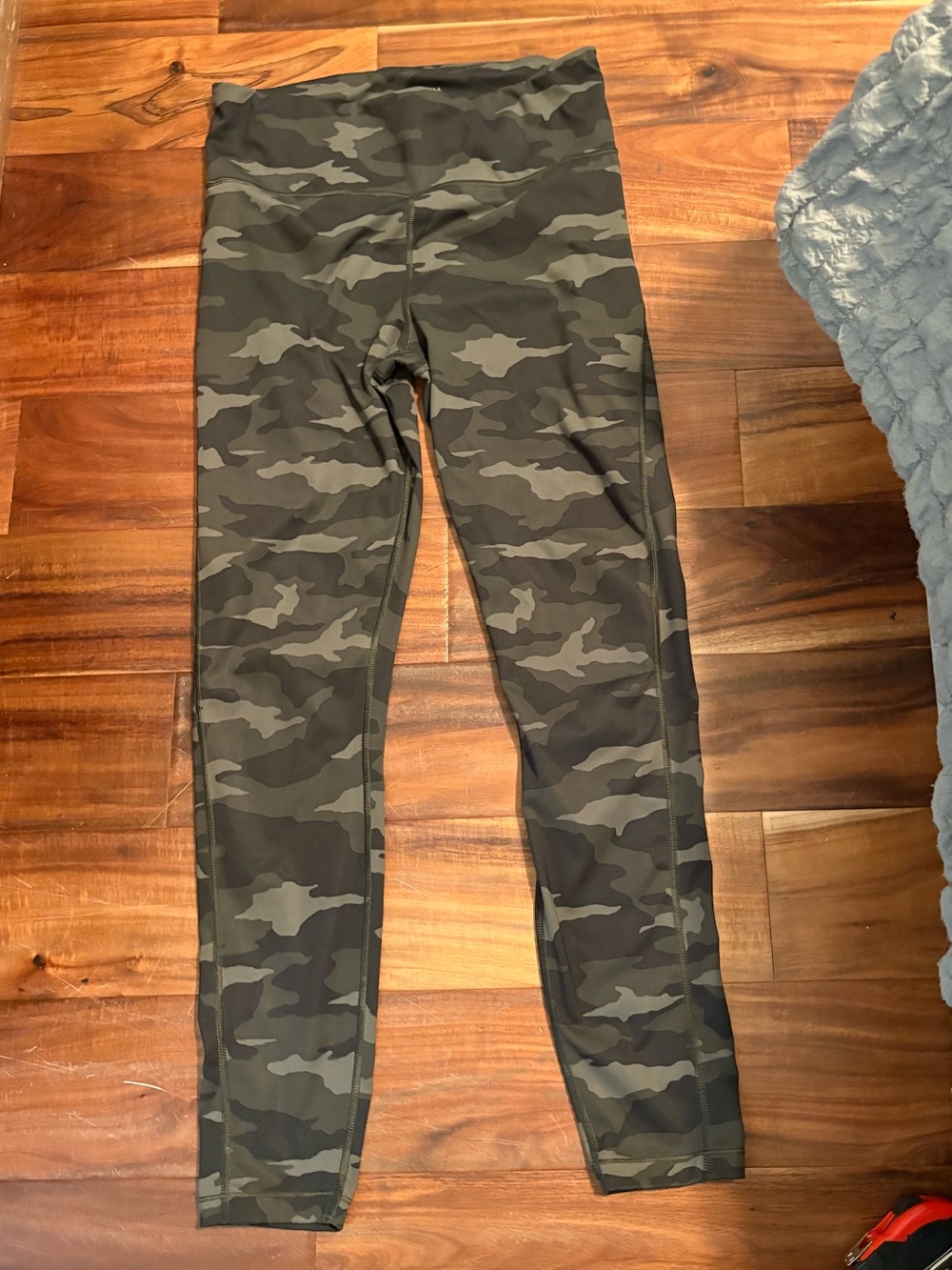 Athleta Ultimate Stash 7/8 Camo Leggings M T Olive Green Yoga Workout (0761)